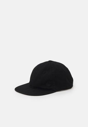 Sort baseballcap med seks paneler, buet skygge og lille logo på frontens venstre side.