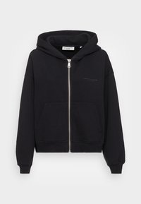 Svart zip-hoodie i mjukt tyg, med en framficka, dragsko i huvan och minimalistiska design detaljer med silverdragkedja.