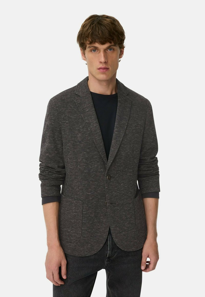 Dunkelgrauer Blazer aus strukturiertem Strickstoff mit einem Ein-Knopf-Verschluss, Reverskragen und zwei Fronttaschen. Lange Ärmel mit kontrastierenden Manschetten.