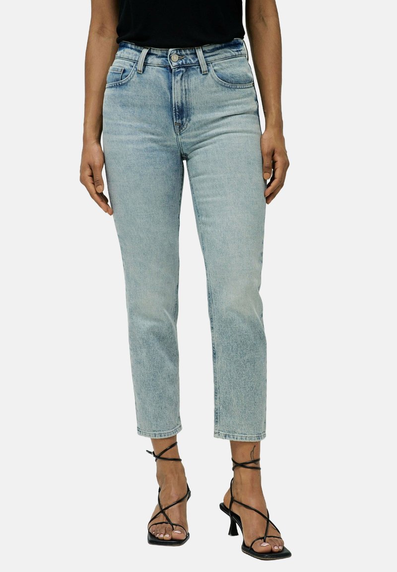 Jeans de mezclilla azul claro con cintura alta, pierna recta y un desvanecimiento sutil. Terminados con un diseño tradicional de cinco bolsillos y cierre de botón de metal.