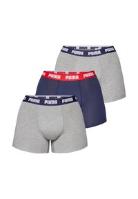 Drei Boxershorts: eine graue, eine marineblaue und eine graue mit rotem Bund. Jede besitzt einen elastischen Bund mit Markenlogo.