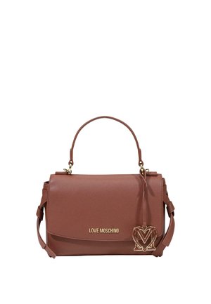 Brun Love Moschino håndtaske med top-håndtag, klaplukning, aftagelig rem og guldlogo ved fronten.