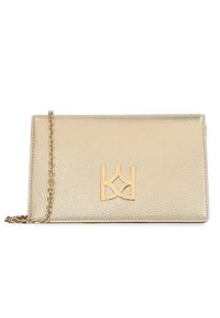 Clutch in pelle con texture dorata, dotato di una tracolla in catena dorata, caratterizzato da un logo dorato prominente sul fronte. Forma rettangolare.
