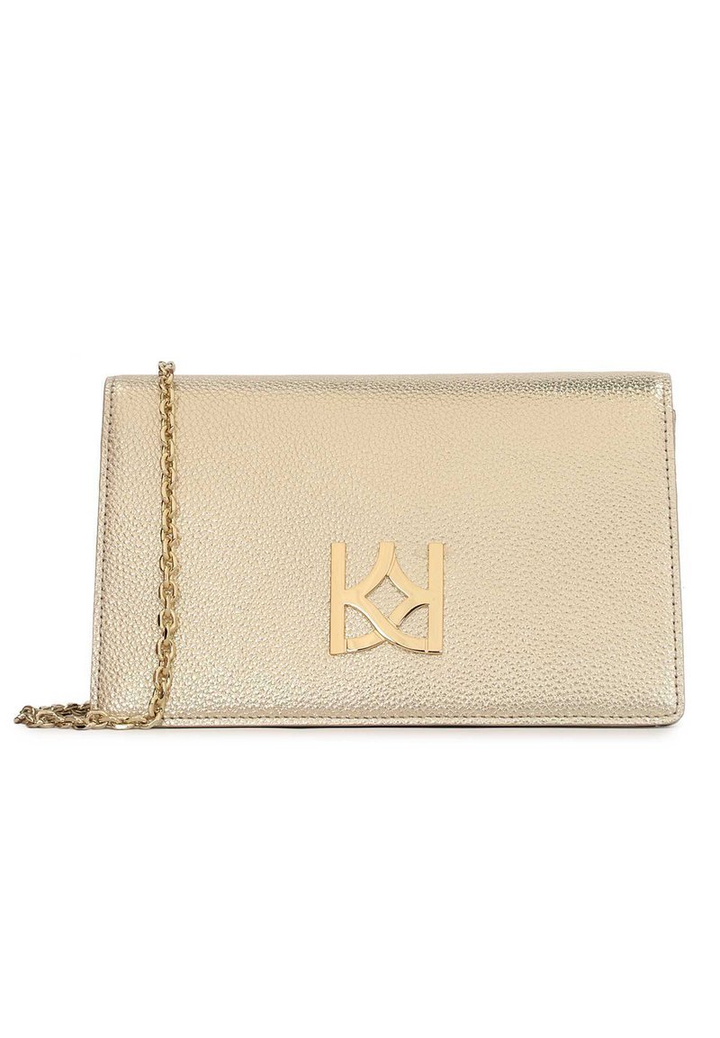 Clutch in pelle con texture dorata, dotato di una tracolla in catena dorata, caratterizzato da un logo dorato prominente sul fronte. Forma rettangolare.