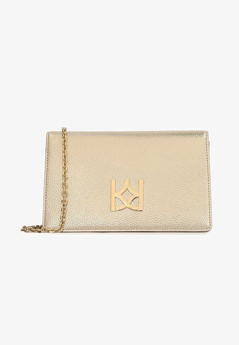 Gouden textured leren clutch met een gouden schouderband, met een prominent gouden logo ontwerp aan de voorkant. Rechteckige vorm.