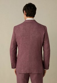 Bordeauxfarbener Anzug mit strukturierter Oberfläche, ausgestattet mit einem einfachen Schlitz,tailorierten Ärmeln und geknöpften Manschetten. Schlichtes, elegantes Design.