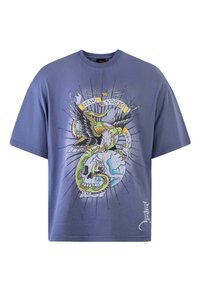 Lilla bomulds t-shirt med korte ærmer, med et grafisk print af et kranium snoet sammen med en slange og en ørn, dekoreret med farverige detaljer.