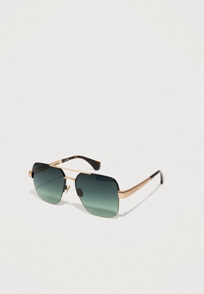 Zonnebril met een gouden montuur, vierkante glazen die overgaan van donker naar lichtgroen, en zwart montuur. Minimalistisch ontwerp met een bovenbalk.