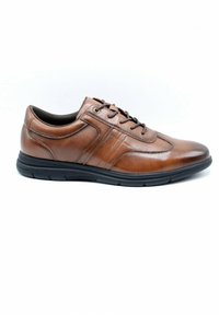 Chaussures en cuir marron à lacets avec une finition lisse, une texture subtile, une semelle en caoutchouc noire et des détails cousus pour une durabilité accrue.