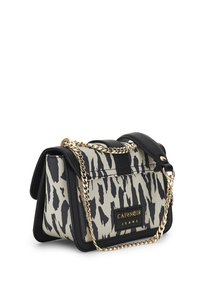 Borsa con un design a fantasia animale bianco e nero, dotata di una tracolla in catena dorata, dettagli neri e una placca con logo nera sul davanti.