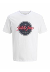Valge puuvillane T-särk lühikeste varrukatega, millel on ümmargune logo disain mustas ja roosas tekstis, mis ütleb "Jack & Jones Essentials Dept."