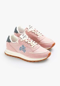 Tenisi din suede roz cu un logo al unui skull bleu, accente albe, sireturi crem și o talpă din cauciuc texturată. Limbă și guler ușor căptușite.