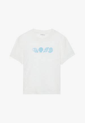 Camiseta de algodón blanca con mangas cortas, que presenta un estampado gráfico de concha de color azul claro en el pecho. Textura suave, escote redondo.