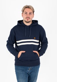 Felpa blu navy con tasca frontale tipo kangaroo, caratterizzata da due strisce orizzontali bianche e un piccolo logo multicolore sul petto.