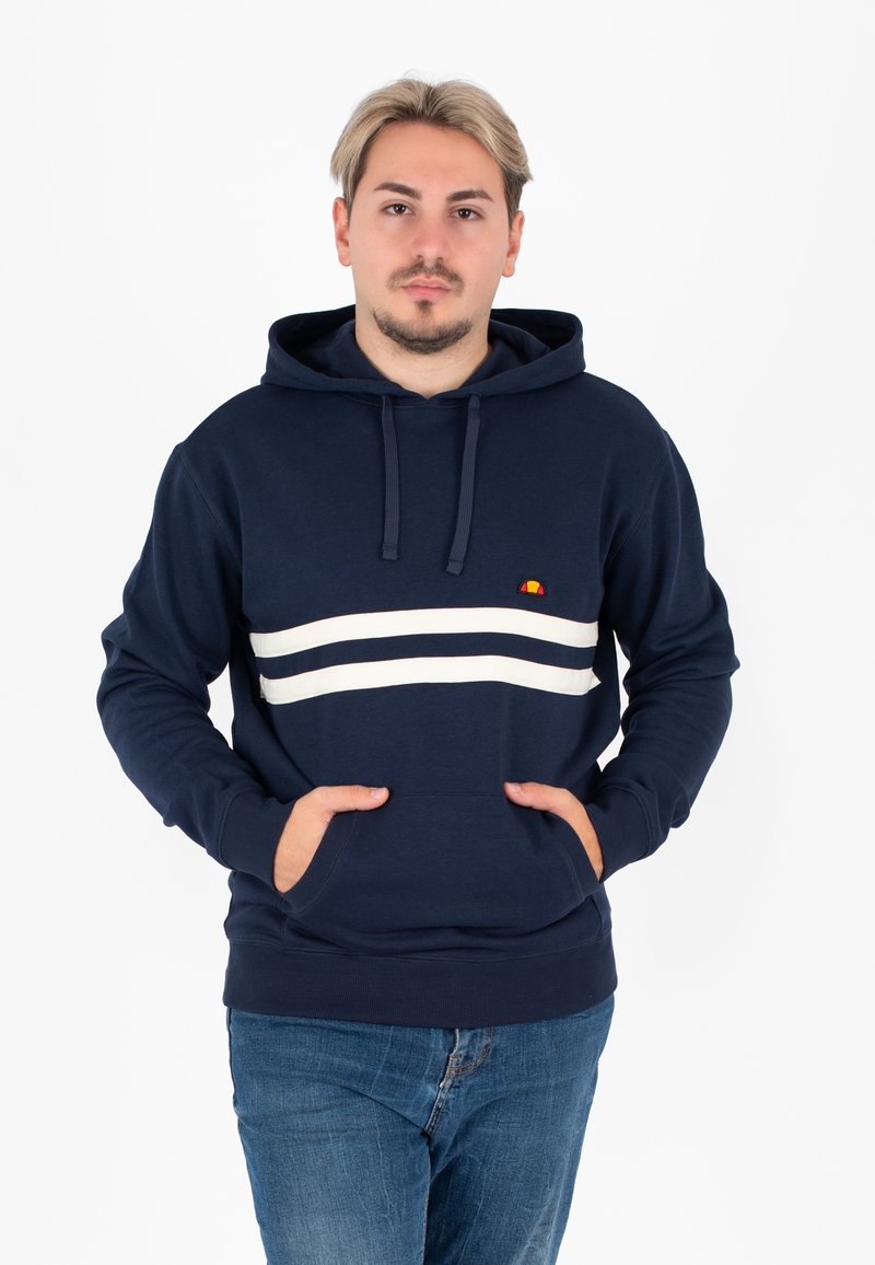 Felpa blu navy con tasca frontale tipo kangaroo, caratterizzata da due strisce orizzontali bianche e un piccolo logo multicolore sul petto.