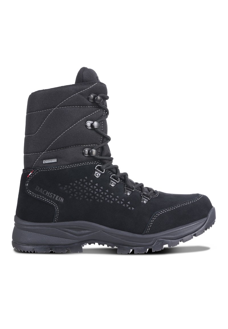 Stivali da hiking neri realizzati in suede e tessuto con un design alto alla caviglia. Le caratteristiche includono lacci, una suola testurizzata e dettagli triangolari.