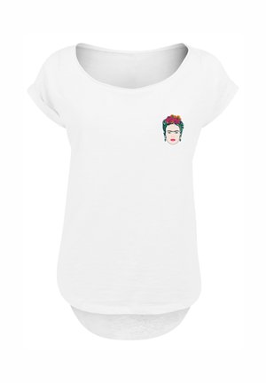 Weißes Damen-T-Shirt mit Rundhalsausschnitt, das eine kleine farbenfrohe Illustration eines FrauenGesichts mit Blumen im Haar auf der linken Brustseite zeigt.