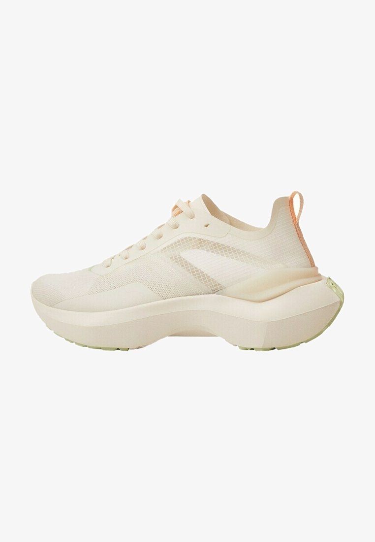 Baskets de sport beige clair avec semelle épaisse, tige en mesh, fermeture à lacets à l'avant, et languette orange au talon, vues de profil.