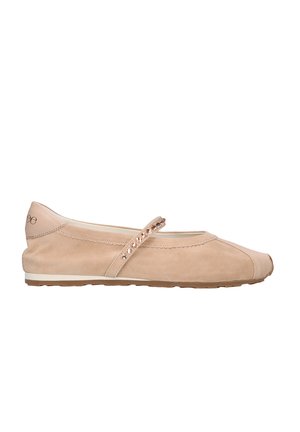 Zapato plano Mary Jane beige con una tira delgada adornada con pequeños tachones metálicos redondos y una franja blanca en la suela.
