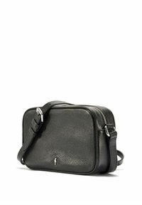 Czarna skórzana torba na ramię z teksturowaną powierzchnią, zamkiem błyskawicznym, regulowanym paskiem oraz małym logo na przodzie.
