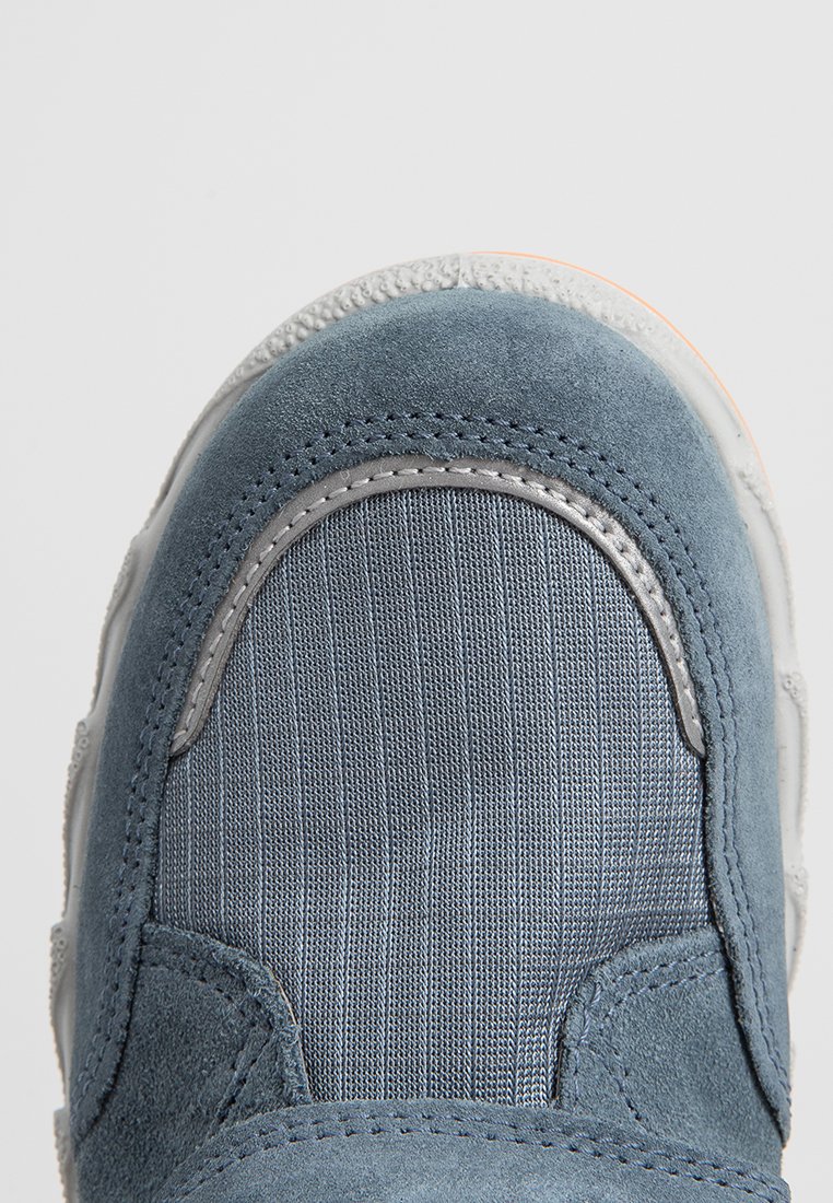 Blaue Wildleder- und Textilsneaker mit runder Zehenpartie, kontrastierenden silbernen Akzenten und strukturiertem Obermaterial. Weiße Gummisohle mit leichtem Orangeton.