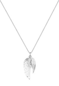 Zilveren ketting met een gedetailleerde vleugelhanger met complexe verenontwerpen, hangend aan een fijne ketting.