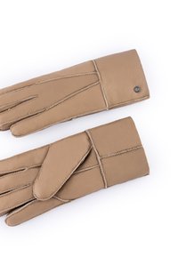 Hellbraune Lederhandschuhe mit detaillierten Nähten, die eine glatte Textur aufweisen und mit einem kleinen metallischen Akzent im Handgelenkbereich versehen sind. Beide Handschuhe sind zusammen abgebildet.