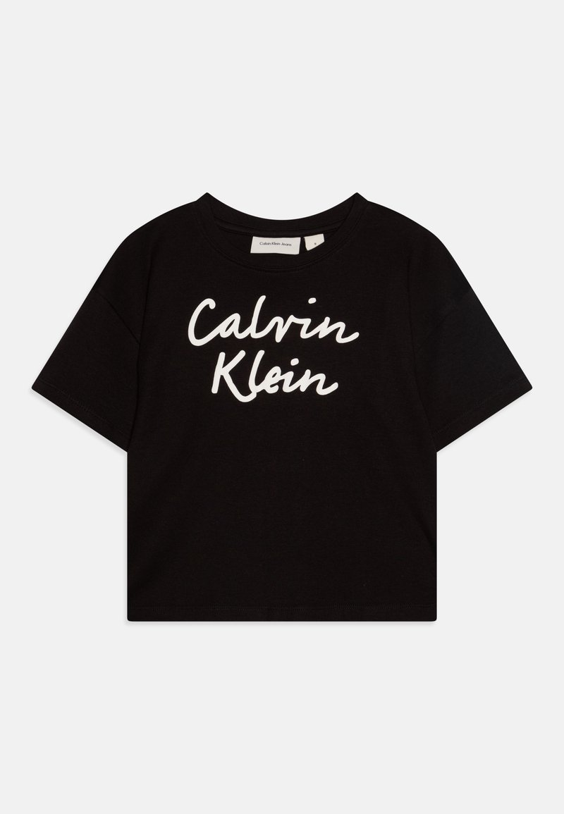 Camiseta cortada negra de algodón, con un logotipo en cursiva blanco "Calvin Klein" en el centro, con un cuello redondo y mangas cortas.