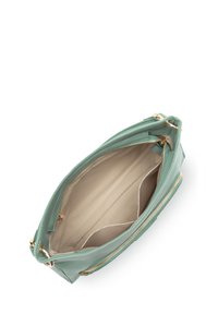 Borsa a tracolla verde in pelle con dettagli in oro. L'interno è color beige con scomparti con zip e una texture liscia. La vista dall'alto aperto mostra un design spazioso.