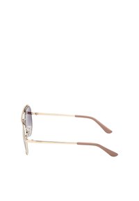 Sonnenbrille mit einem goldenen Metallrahmen, getönten dunklen Gläsern und braunen Kunststoffbeschlägen. Verfügt über verstellbare Nasenpads für zusätzlichen Komfort.