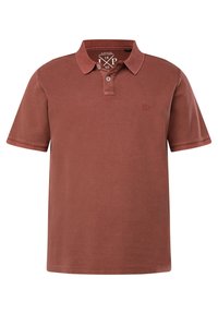 Polo à manches courtes de couleur rouille, fabriqué en tissu doux, avec un col rabattu et deux boutons. Logo minimaliste sur la poitrine.