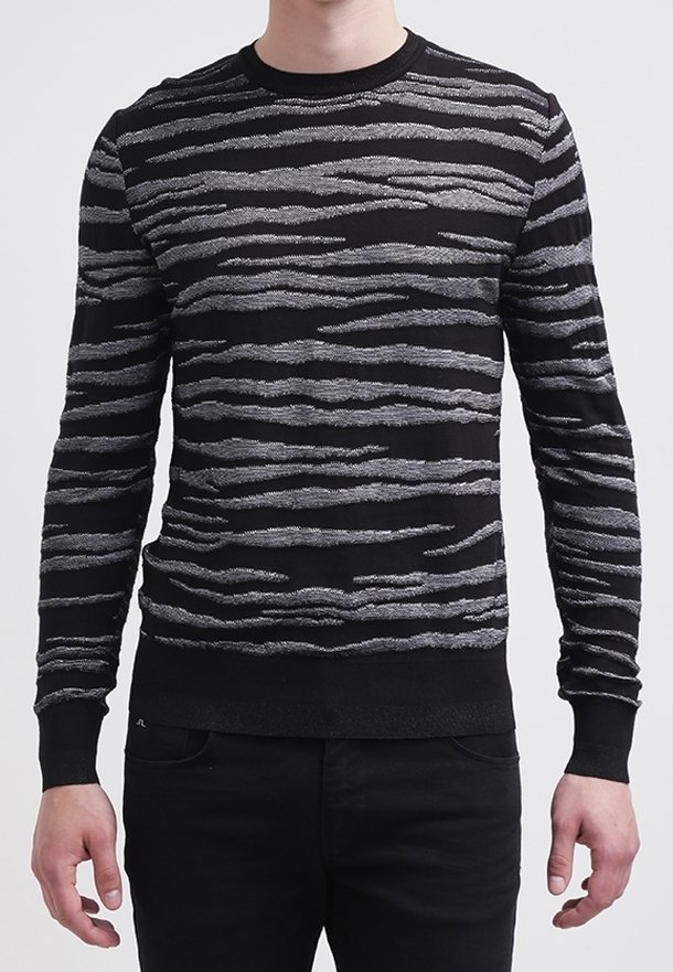Czarny sweter z teksturowanymi szarymi poziomymi paskami. Posiada prążkowany okrągły dekolt i mankiety, wykonany z miękkiej dzianiny.