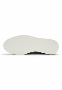 Suola di una scarpa caratterizzata da un materiale in gomma bianca texturizzata con un bordo liscio, progettata per comfort e stabilità. Logo del marchio impresso.