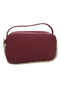 Borsa a mano rettangolare bordeaux con superficie texture, tracolla in catena dorata e manico corto. Presenta bordi arrotondati e una finitura liscia.