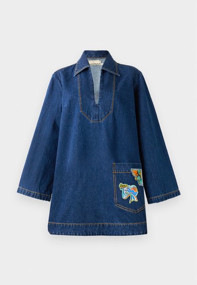 Túnica de ganga com decote em V profundo, mangas longas, costura amarela contrastante e um bolso bordado com designs coloridos.