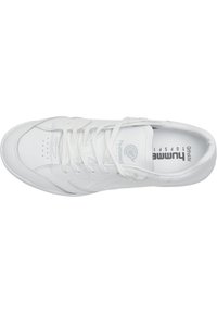 Weißer Sneaker mit einem glatten Lederoberteil, durchlöchertem Zehenbereich, abgerundeter Zehenkappe, flachen weißen Schnürsenkeln und einer markenbezogenen Einlage. Hat minimale Akzente.