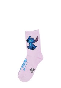 Chaussette de cheville rose mettant en vedette un personnage de dessin animé bleu avec de grandes oreilles et des taches noires. Inclut un texte bleu sur le côté. Fabriquée à partir d'un matériau doux.