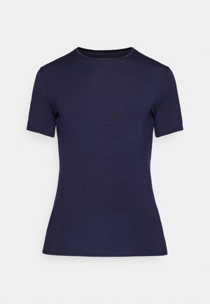 Granatowa koszulka z krótkim rękawem z okrągłym dekoltem, wykonana z miękkiego materiału o gładkiej teksturze i minimalnych detalach.