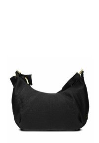 Zwarte gestructureerde hobo tas met hardware in goudkleur, brede verstelbare schouderband en ritssluiting tegen een witte achtergrond.
