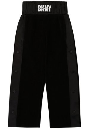 Pantalon noir à jambes larges avec une texture douce en velours, taille élastique et boutons-pression le long des coutures latérales. Logo DKNY affiché.