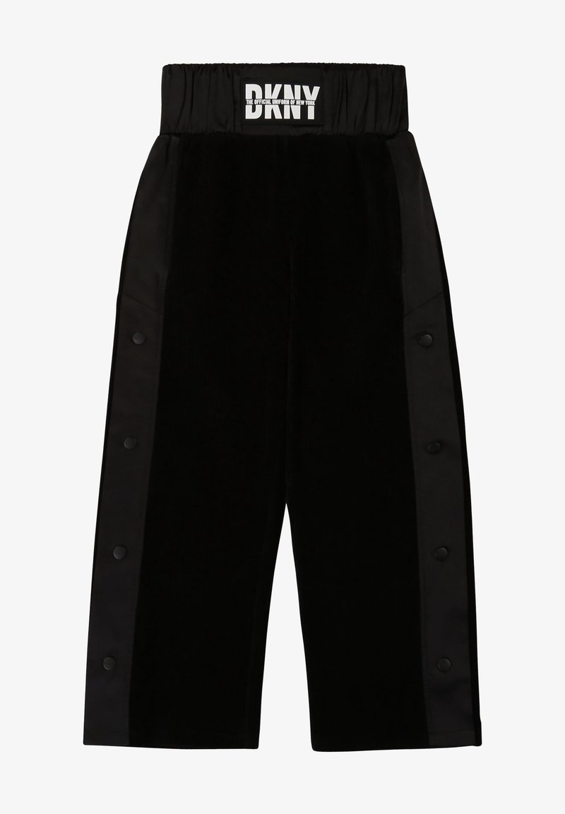 Pantalon noir à jambes larges avec une texture douce en velours, taille élastique et boutons-pression le long des coutures latérales. Logo DKNY affiché.