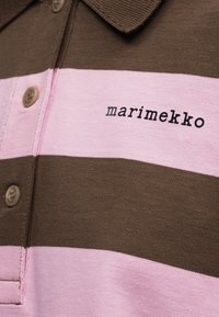 Καφέ και ροζ ριγέ πόλο πουκάμισο με τρία κουμπιά και το λογότυπο "marimekko" κεντημένο στο πάνω μέρος του στήθους.