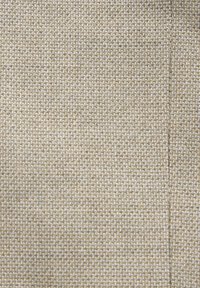 Tissu tissé beige avec un motif serré de petit tissage en panier et une couture verticale subtile sur le côté droit.