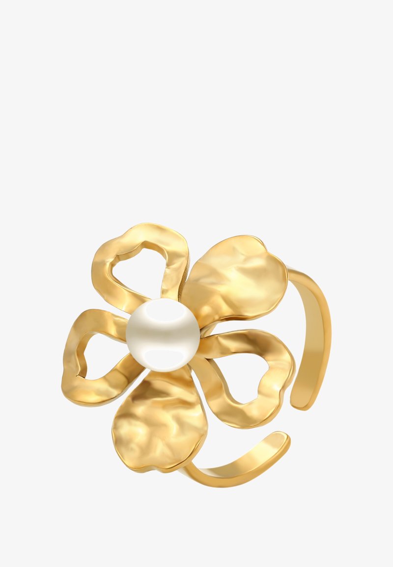 Guld ring formet som en blomst med fem teksturerede kronblade og en stor hvid perle i midten, åben justerbar ringskæddesign.