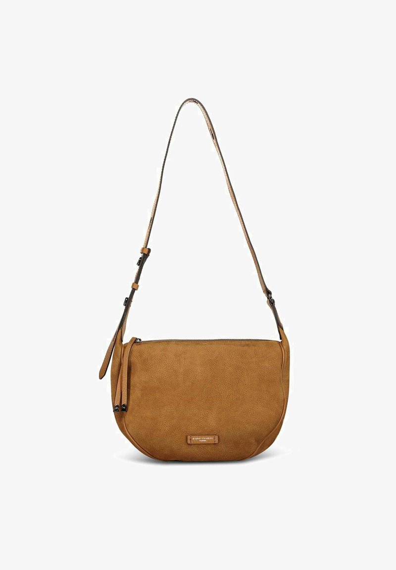 Sac en cuir marron en bandoulière avec une forme arrondie, surface texturée, bandoulière réglable et fermeture éclair. Présente une petite étiquette de marque.