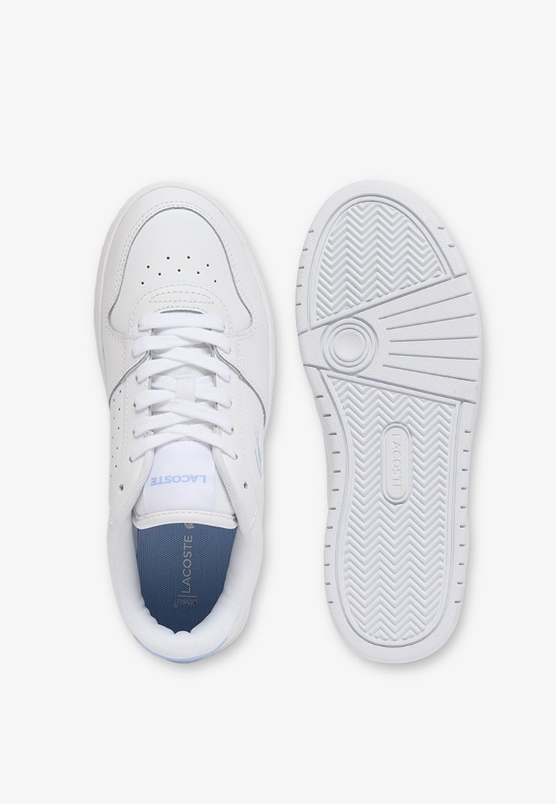 Le sneakers in pelle bianca presentano dettagli traforati, lacci piatti e un accento blu sulla linguetta, con una suola in gomma testurizzata e logo.