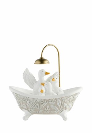 Vier weiße Entenfiguren mit orangefarbenen Schnäbeln in einer dekorativen Blumen-Klauenbadewanne mit gebogenem Messing-Duschkopf.
