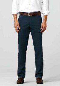 Dunkelblaue maßgeschneiderte Hose aus einem glatten Stoff, mit klassischer Passform und ausgestattet mit einem geflochtenen braunen Ledergürtel.