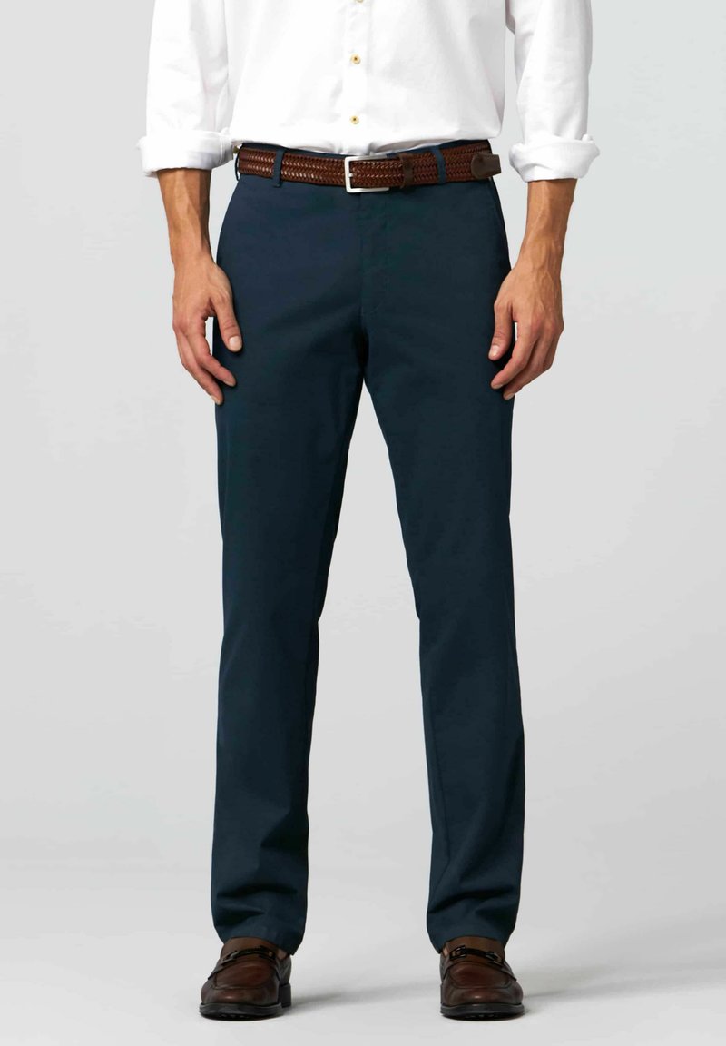 Dunkelblaue maßgeschneiderte Hose aus einem glatten Stoff, mit klassischer Passform und ausgestattet mit einem geflochtenen braunen Ledergürtel.