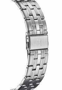Silberner Metalluhrenarmband mit einem Glieddesign, das abwechselnd polierte und gebürstete Oberflächen aufweist, sowie einem Verschluss mit einem Logoemblem.